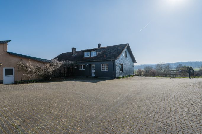 Parkplatz und Hofeinfahrt Hofansicht mit Parkmöglichkeit