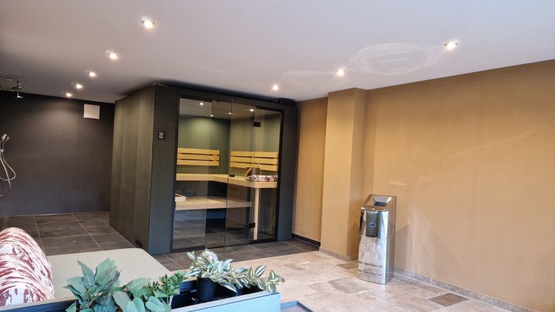 Wellnessbereich Saunakabine mit Duschanlage